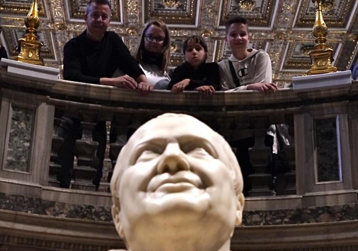 El matrimonio Díez Bruño con sus hijos, Vicent y Jordi, en la cripta de Santa María.