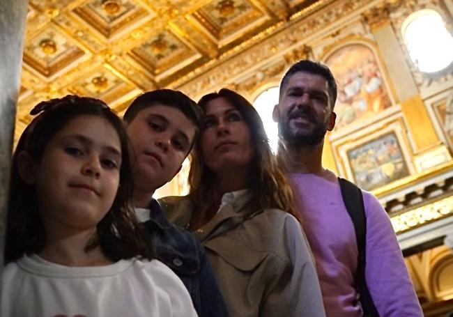 La familia Utrabo Tirado -Alba, Héctor, Miriam y Franscisco- aplauden a un Papa «transgresor».