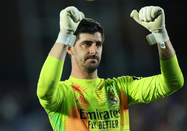 Thibaut Courtois celebra un éxito con la afición ante la afición del Real Madrid.