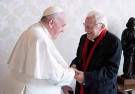 El padre Ángel, en uno de sus encuentros con el papa Francisco en el Vaticano.