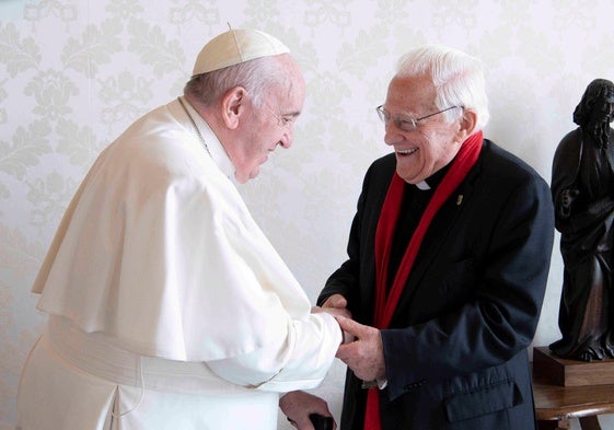El padre Ángel, en uno de sus encuentros con el papa Francisco en el Vaticano.