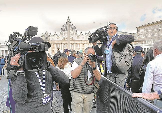 Periodistas graban en la Avenida de la Conciliazione.
