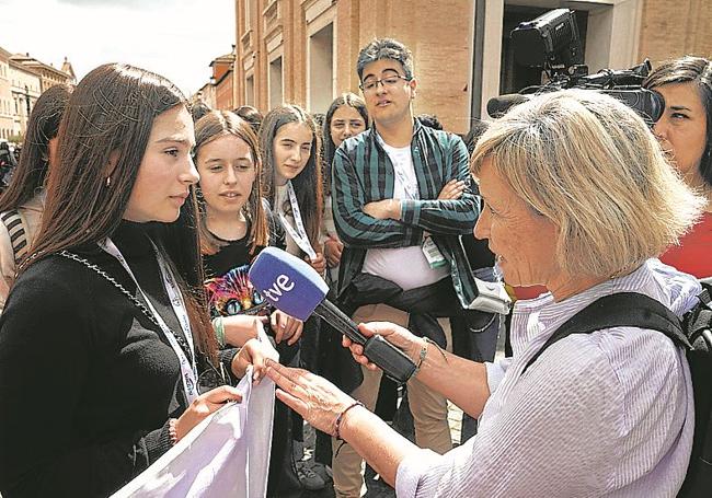 Raquel González, de TVE, entrevista a escolares de Burgos.