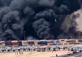 La deflagración ha provocado una gigantesca columna de humo negro.