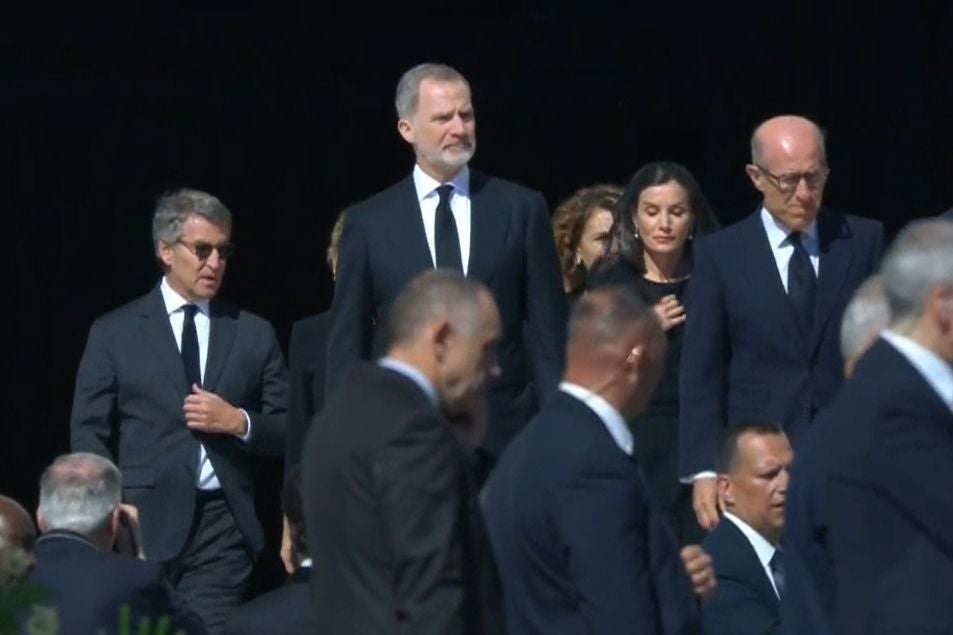 El presidente del PP, Alberto Núñez Feijoó, junto a los Reyes a su salida del templo.