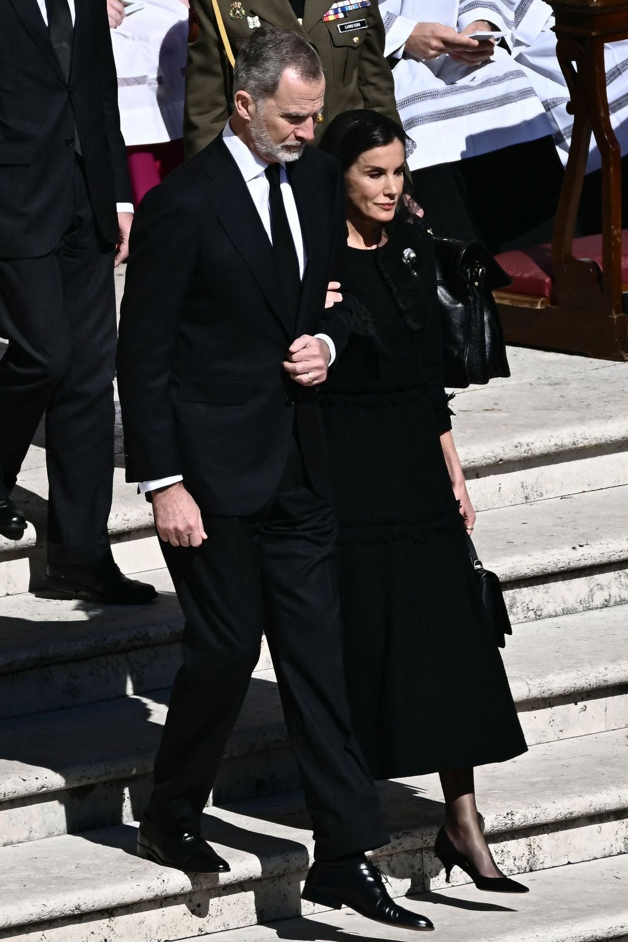 La Reina Letizia, con mantilla y de negro riguroso.