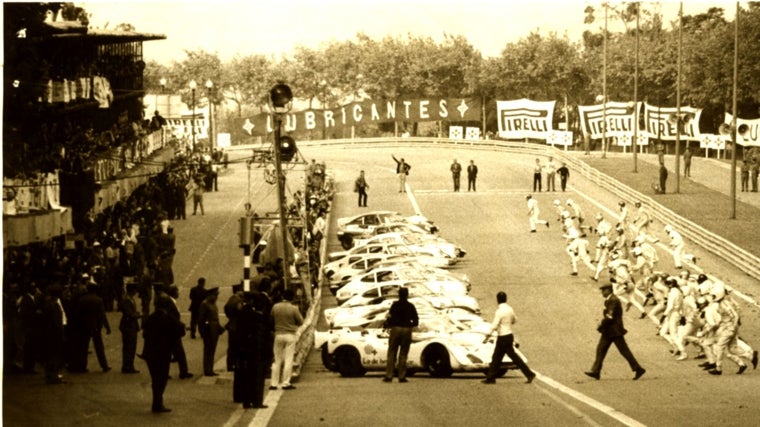 Salida de las 12 Horas de Barcelona de 1969, con el Porsche de Soler Roig en primer lugar