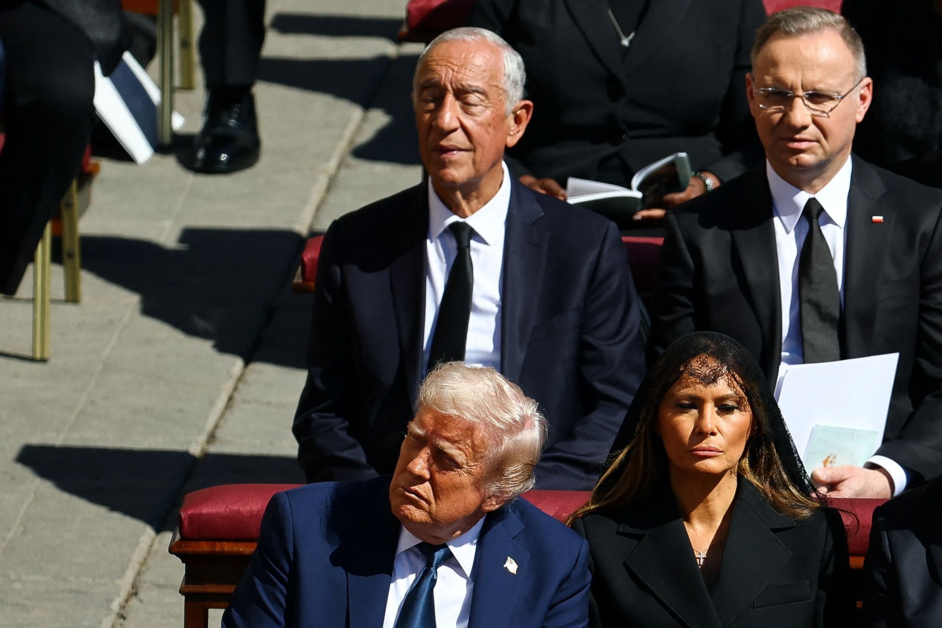 El presidente de Portugal, Marcelo Rebelo de Sousa, y el presidente de Polonia, Andrzej Duda, sentados detrás del matrimonio Trump.