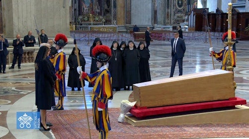 Trump y Melania en el interior del templo.