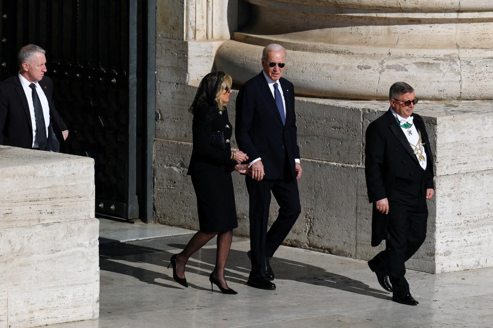 El expresidente de Estados Unidos Joe Biden junto a su esposa.