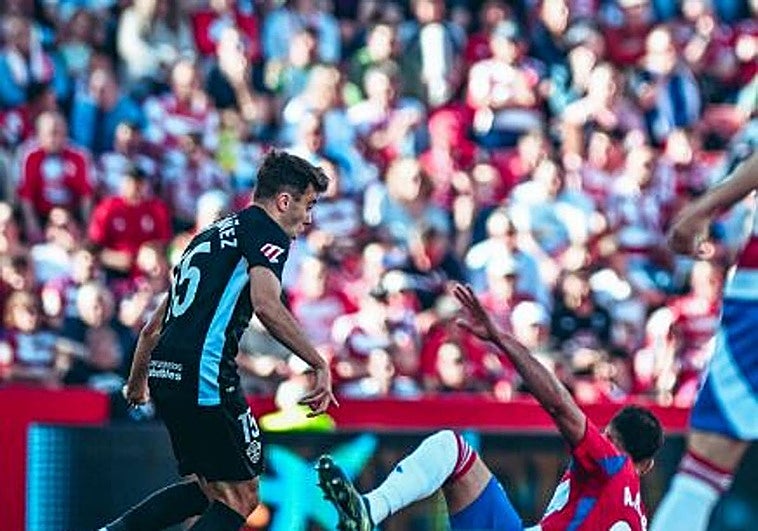 El Elche sigue líder tras empatar en Granada, donde se cree en el playoff