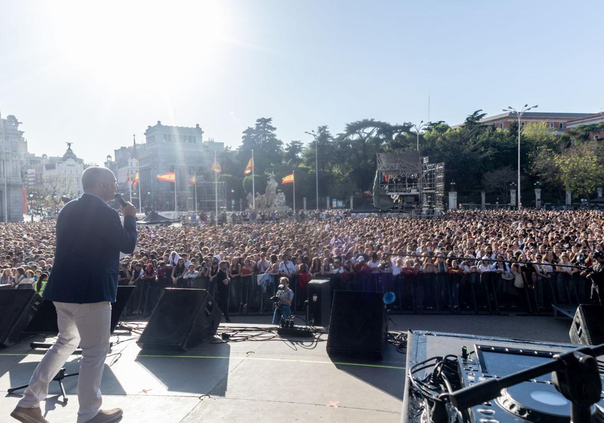 Miles de personas asistieron este sábado a la tercera edición de la Fiesta de la Resurrección, en la Plaza Cibeles de Madrid.