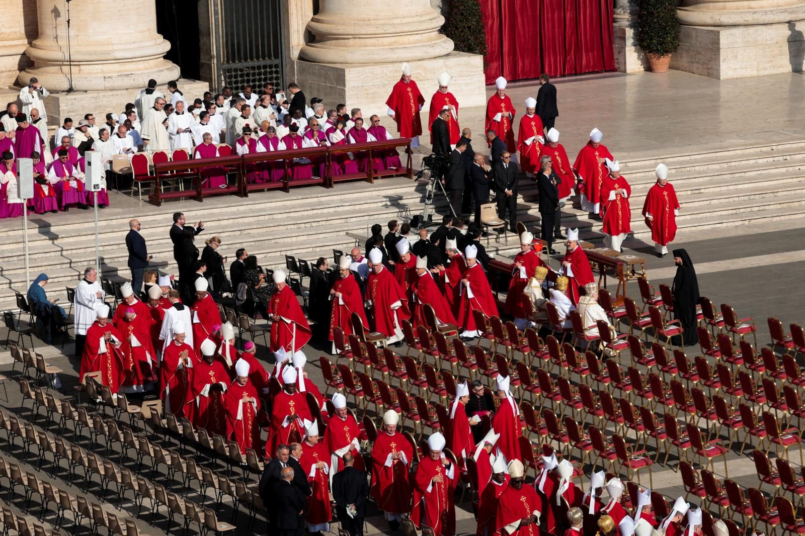 Los cardenales llegando a las tribunas.