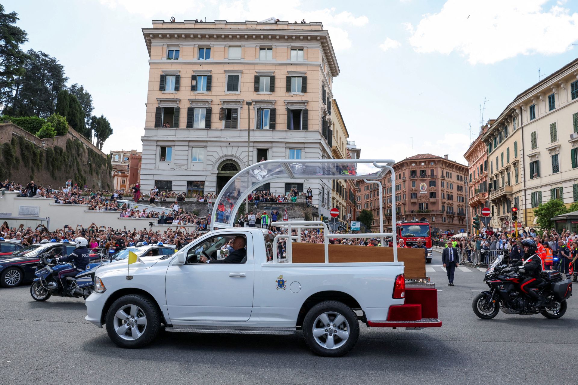 El féretro a bordo del papamóvil recorre los seis kilómetros que separan el Vaticano de la Basílica de Santa María la Mayor