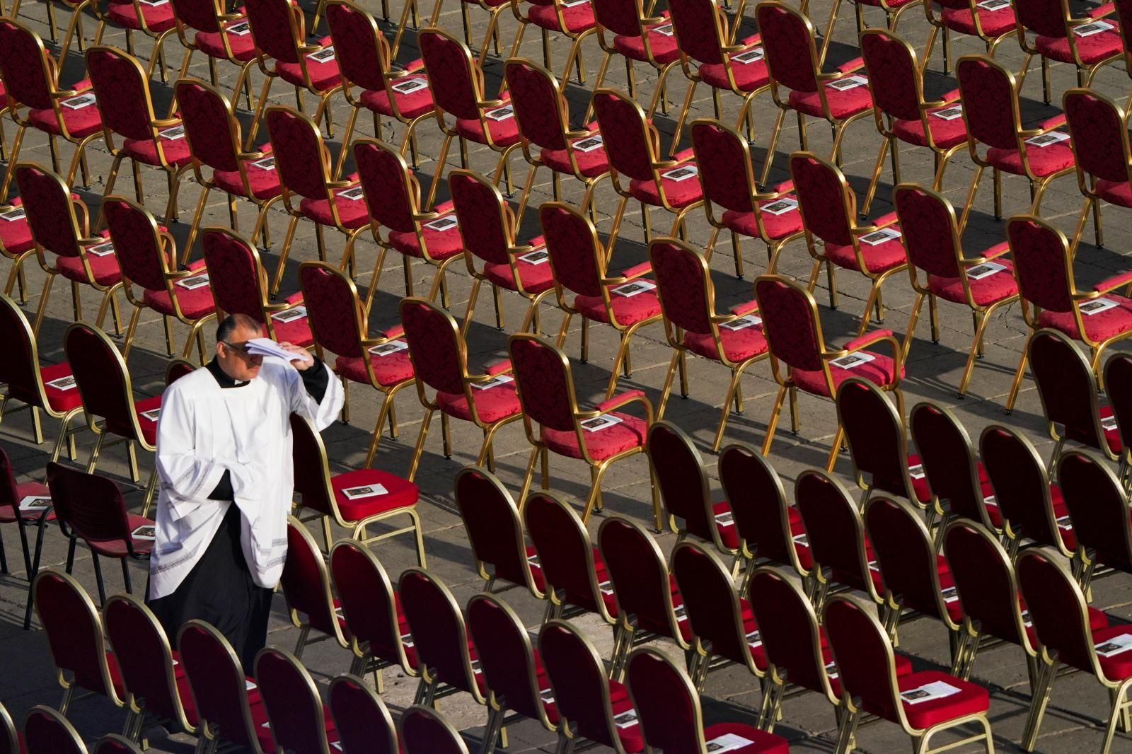 Los últimos preparativos antes de la apertura de vallas.
