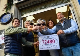 Loteros y clientes celebran el Gordo del último sorteo de Navidad en la administración 6 de Logroño.