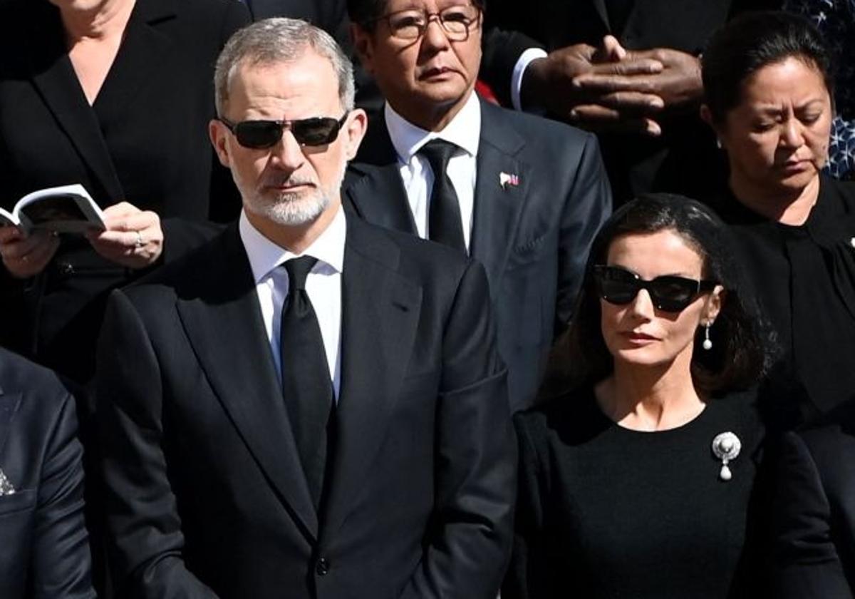 La reina Letizia en el funeral del Papa Francisco: con mantilla y una joya muy especial