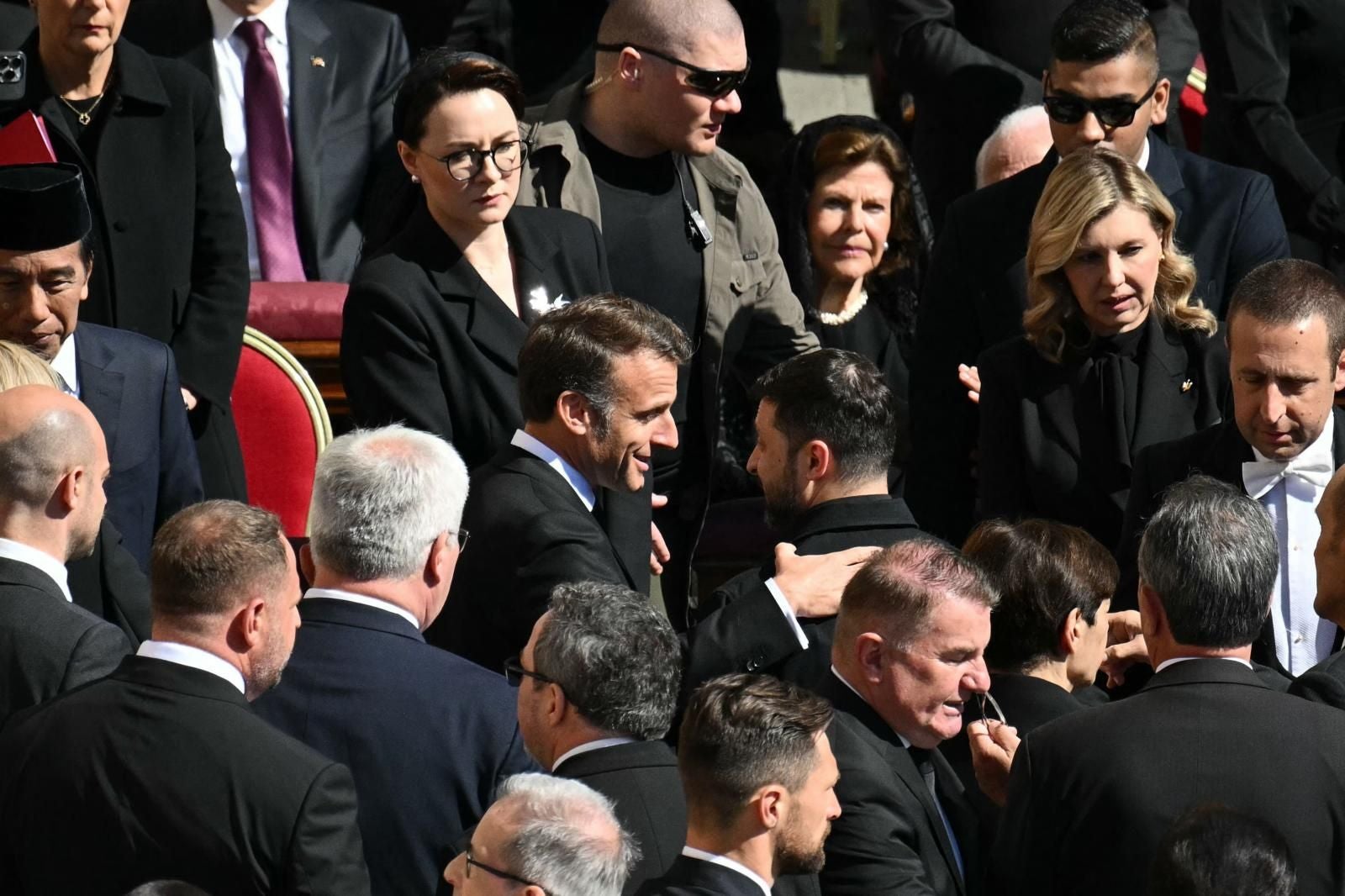 El presidente de Francia Emmanuel Macron y Zelenski​ se saludan.