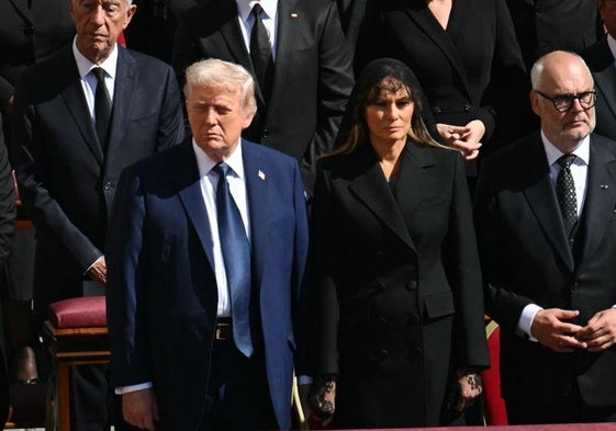 Donald y Melania Trump en el funeral del Papa Francisco.