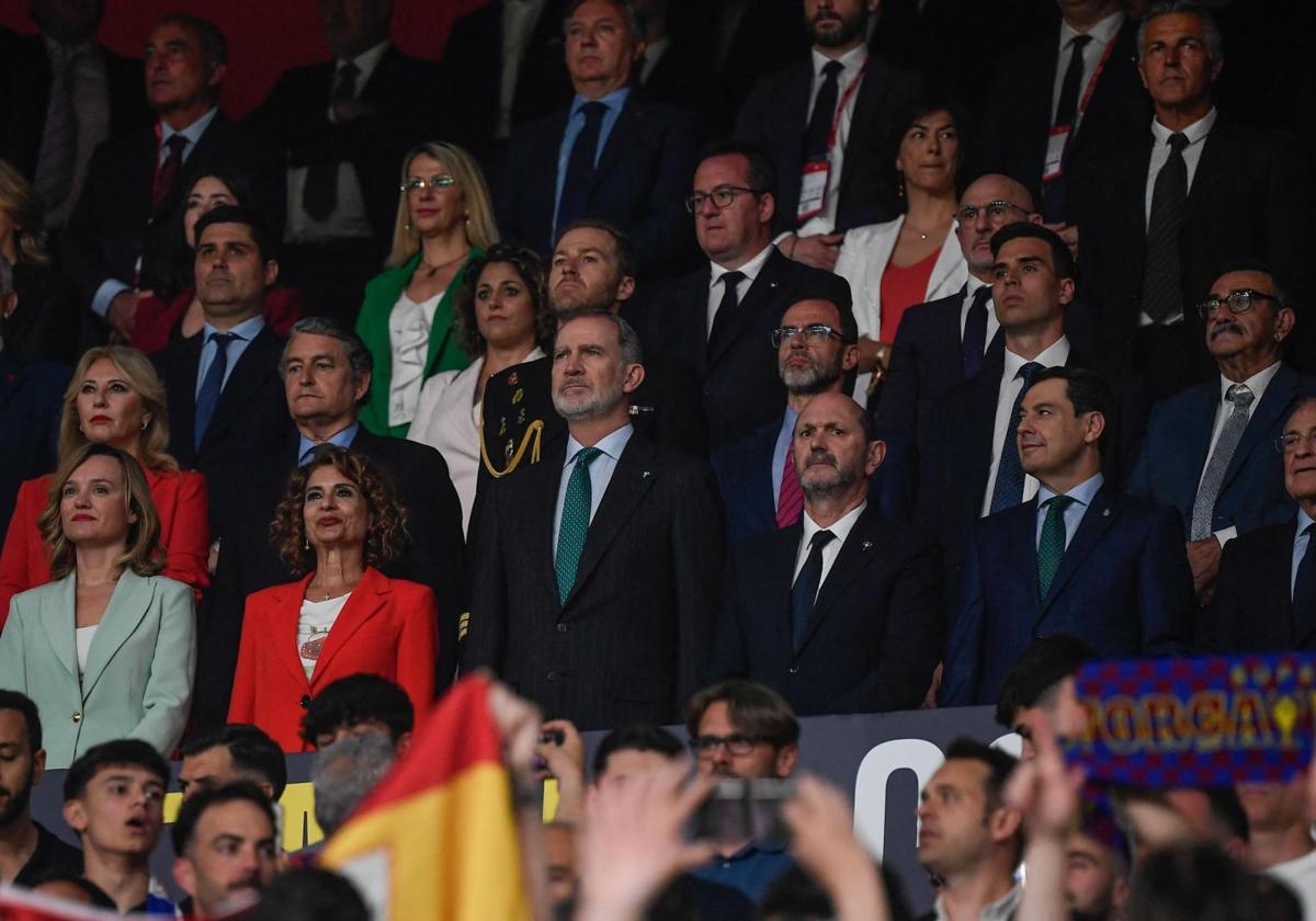 El palco de autoridades, con el rey Felipe, entre la vicepresidenta del Gobierno María Jesús Montero y el presidente de la FEF, Rafael Louzán.