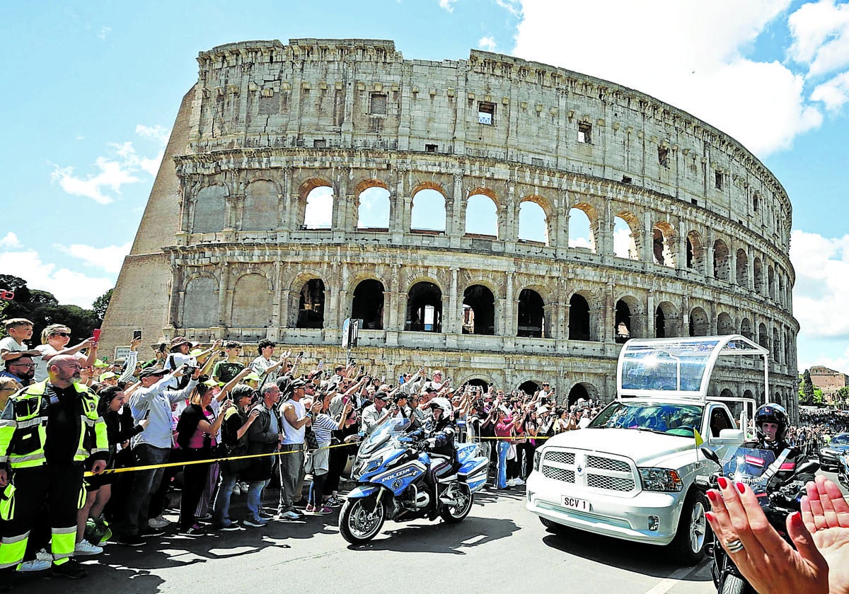 El papamóvilcon el féretro recorrió los seis kilómetros entre el Vaticano y Santa María la Mayor entreb aplausos y 'vivas' .
