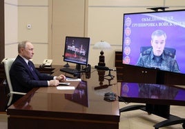 Vladímir Putin escucha el parte del jefe del Estado Mayor ruso, Valeri Guerásimov, sobre la situación en Kursk.