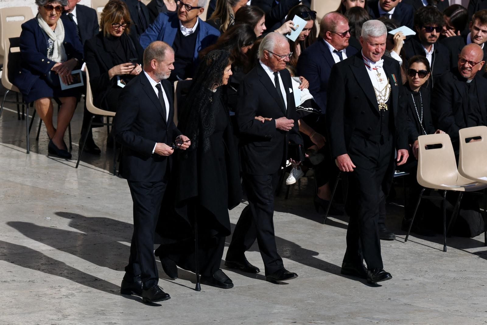 Los reyes Carlos Gustavo y Silvia de Suecia, quien ha acudido con una muleta.