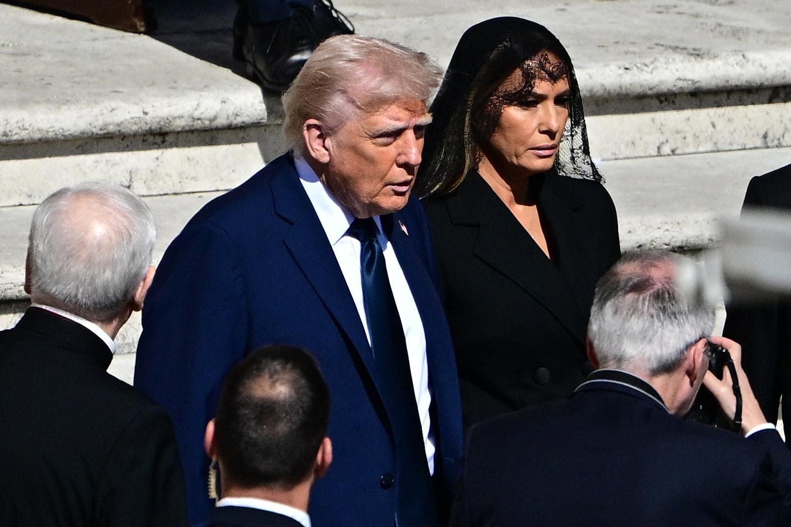 El presidente de Estados Unidos Donald Trump y su esposa Melania, en el exterior del templo.