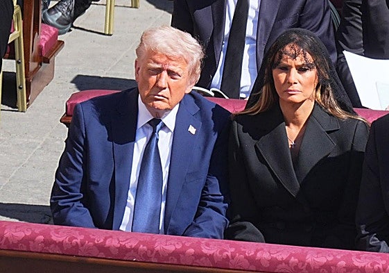 El traje azul de Donald Trump en el funeral del Papa, el contraste más comentado
