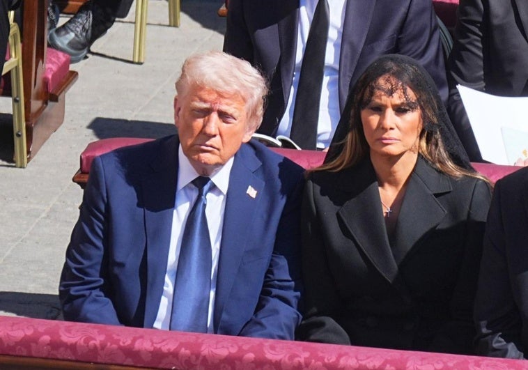 El traje azul de Donald Trump en el funeral del Papa, el contraste más comentado