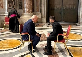 Breve reunión de Donald Trump con Zelenski antes del funeral del Papa