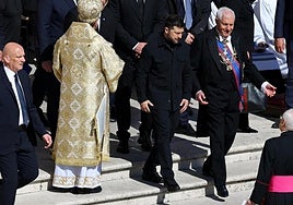 Zelenski cambia el verde militar por el negro para cumplir con el protocolo en la despedida del Papa