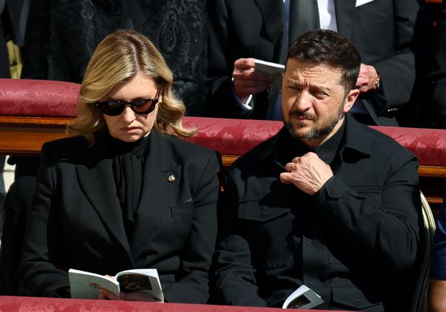 Zelenski junto a su mujer, Olena Zelenska, al comienzo del funeral.
