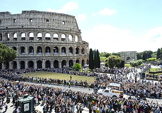 El cortejo fúnebre, en su paso por el Coliseo.