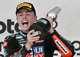 Manu González celebra la victoria en Jerez..