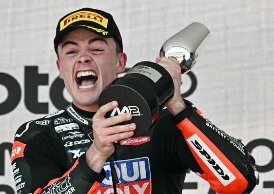 Manu González celebra la victoria en Jerez..
