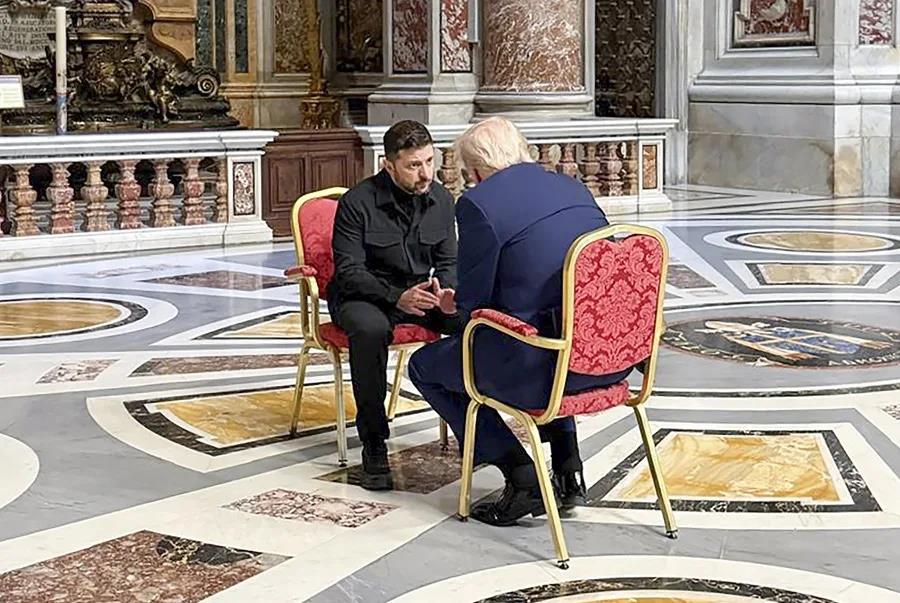 Trump y Zelenski charlaron en el Vaticano.