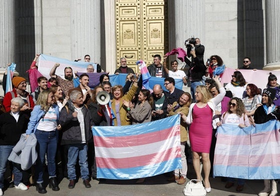 Partidarios de la 'ley trans', el día que se aprobó en el Congreso, el 16 de febrero de 2023.