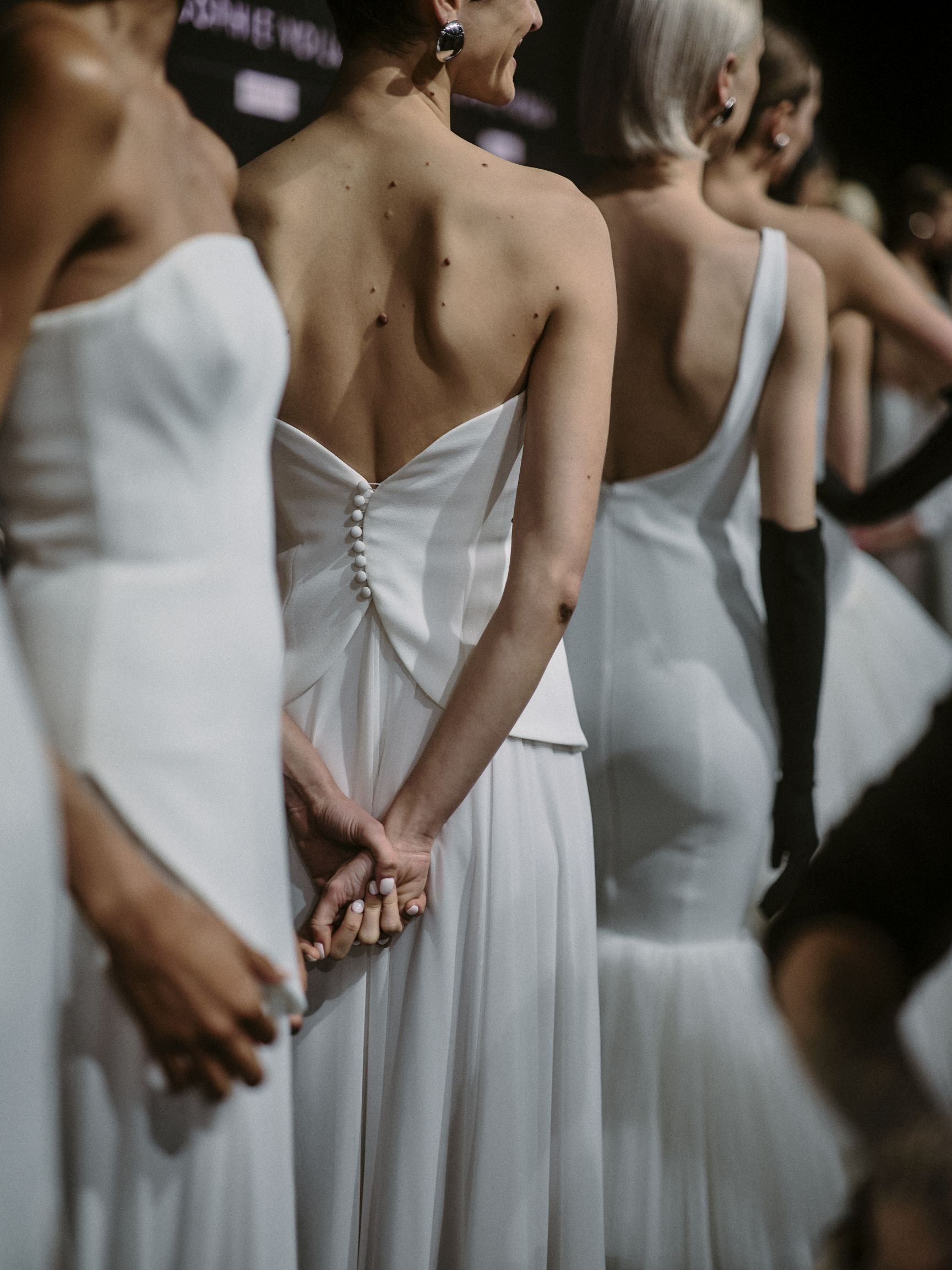 Modelos en el 'backstage' de Sophie et Voilà en la Barcelona Bridal Fashion Week de 2024.
