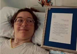 Belén Domínguez, con la carta que recibió del Papa Francisco