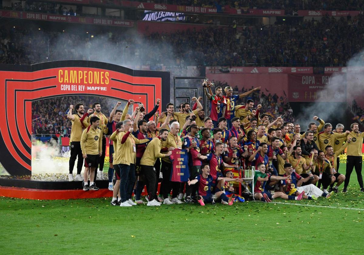 Los jugadores y técnicos del Barça celebran el título de Copa en La Cartuja.