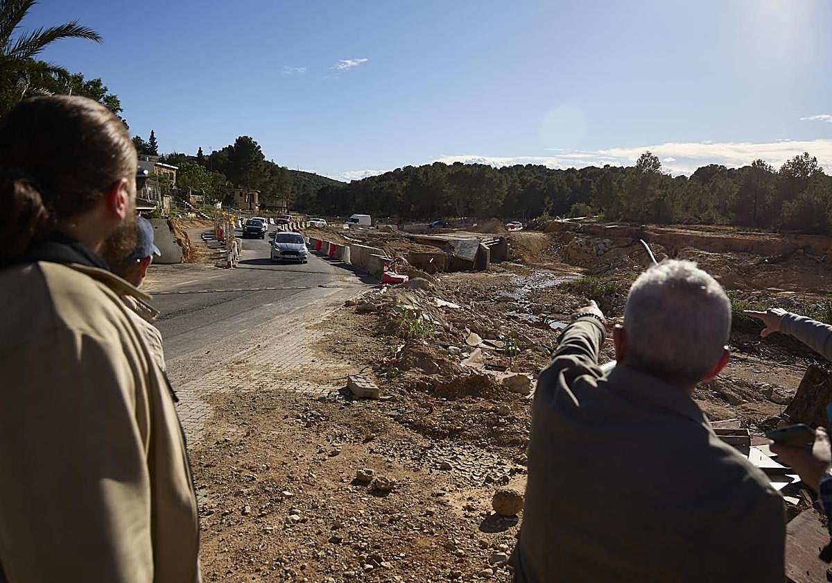 Vecinos señalan el puente destrozado por la dana, y aún sin arreglar, en la urbanización Sierra Perenchiza de Chiva.