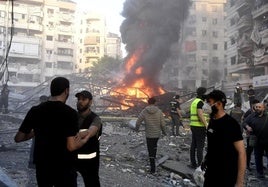 Una bola de humo y fuego tras el bombardeo israelí en el barrio de Haddarh, en el sur de la capital libanesa.