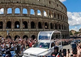 El cuerpo de Francisco hizo este sábado su último recorrido por las calles de Roma a bordo del papamóvil.