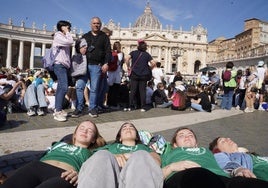 Peregrinas por el Jubileo 2025 toman el sol en la Plaza de San Pedro.