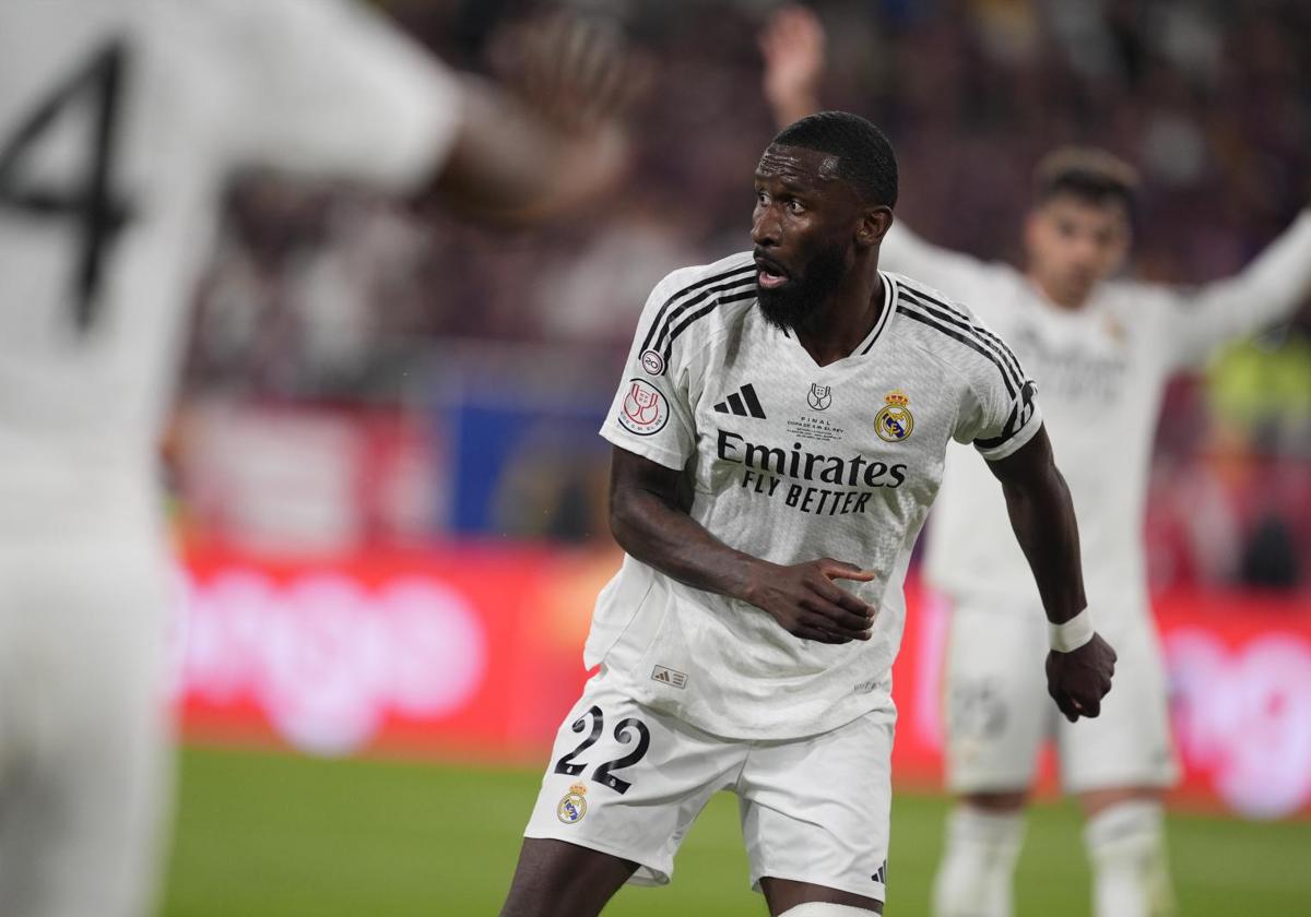 Rüdiger pide perdón tras perder la cabeza con De Burgos al lanzarle hielo desde el banquillo
