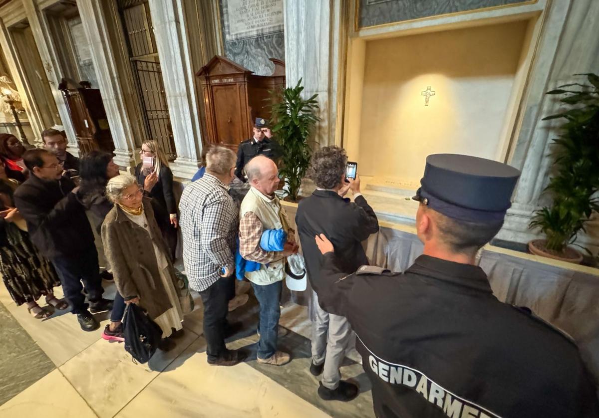 Varias personas visitan la tumba del Papa Francisco.