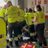 Los sanitarios atendiendo al fallecido.