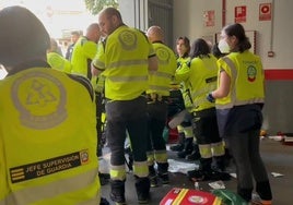Los sanitarios atendiendo al fallecido.