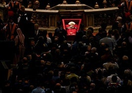 Los fieles se acercan al féretro del papa Francisco